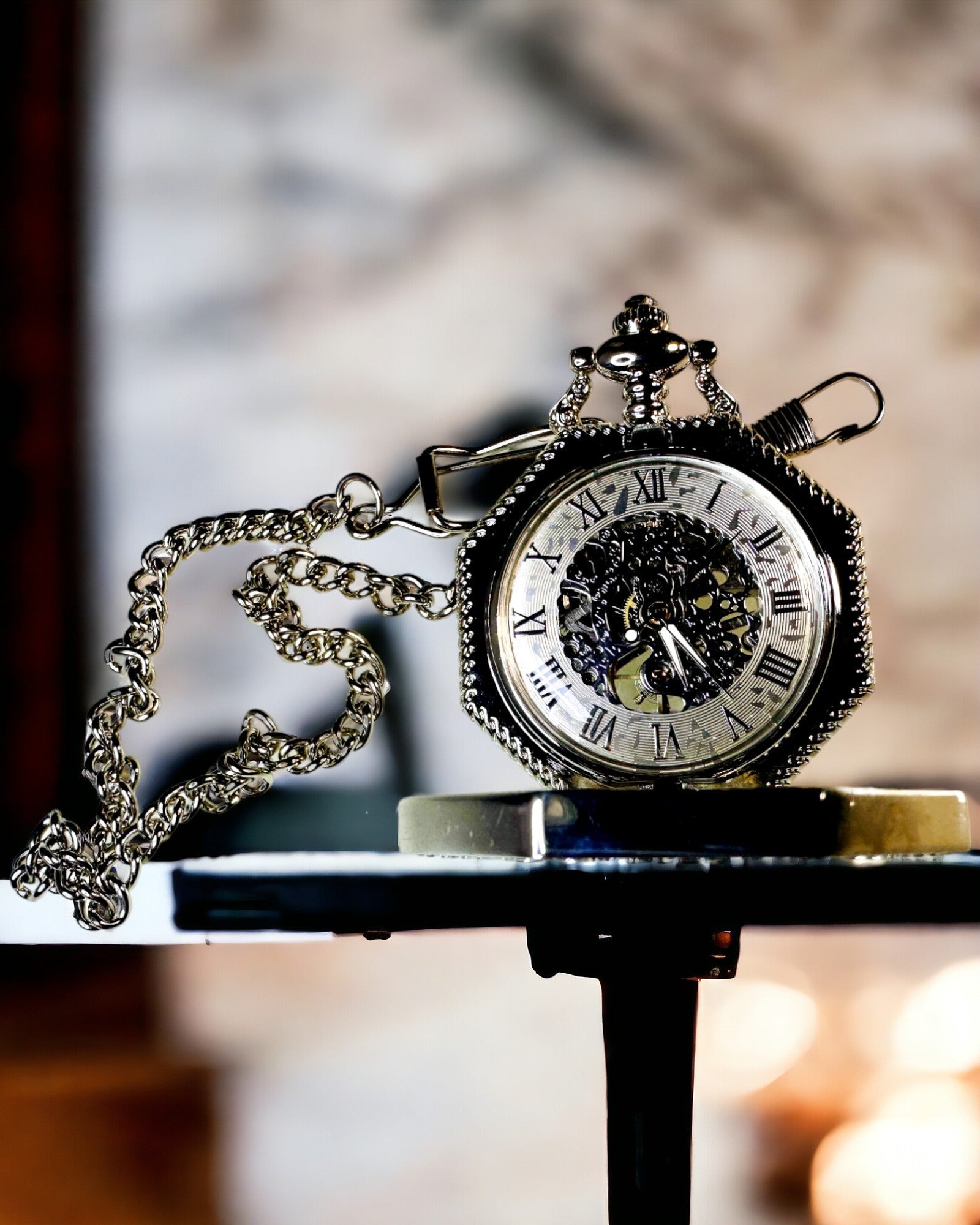 Klassinen hopeanvärinen kahdeksankulmainen mekaaninen taskukello pitsitaululla steampunk-tyyliin
