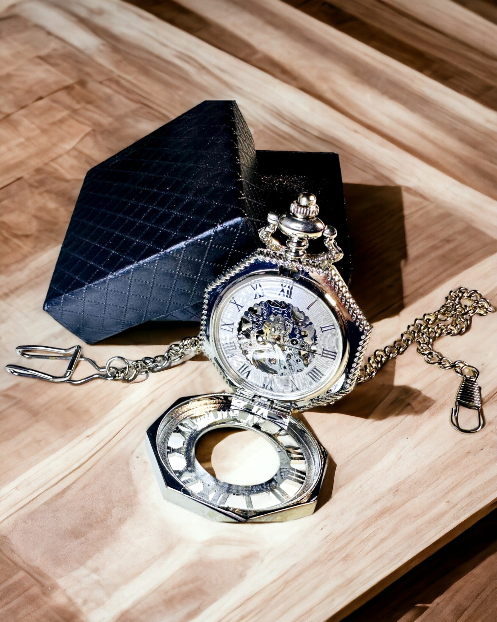 Klassinen hopeanvärinen kahdeksankulmainen mekaaninen taskukello pitsitaululla steampunk-tyyliin