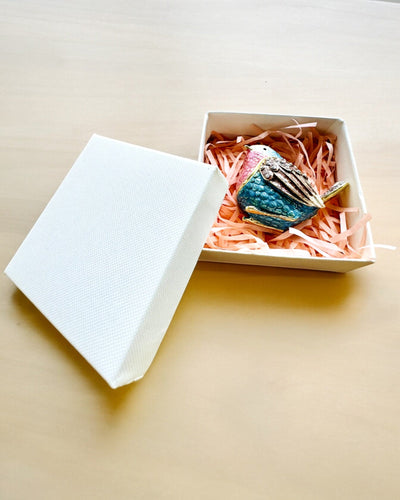 "Värikäs Varpunen Kaiverruksella - Ihastuttava Aarrelaatikko"