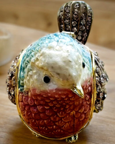 "Värikäs Varpunen Kaiverruksella - Ihastuttava Aarrelaatikko"