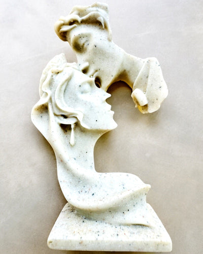 Figurii "Eleganssi Kivessä" valkoinen väri - 13,5 cm korkeus, Koristeellinen Kaiverrusmahdollisuudella