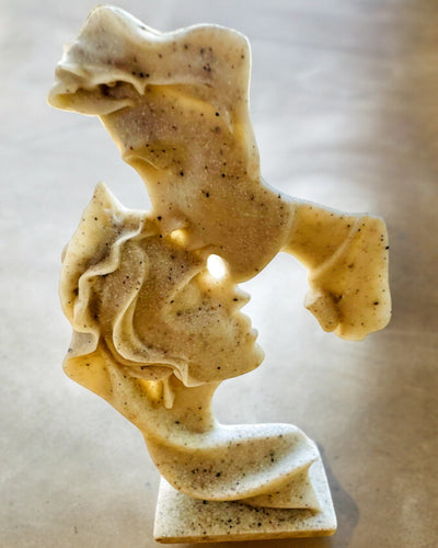 Figurii "Eleganssi Kivessä" valkoinen väri - 13,5 cm korkeus, Koristeellinen Kaiverrusmahdollisuudella