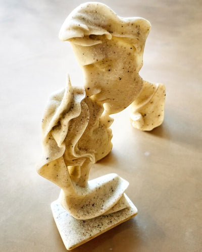 Figurii "Eleganssi Kivessä" valkoinen väri - 13,5 cm korkeus, Koristeellinen Kaiverrusmahdollisuudella