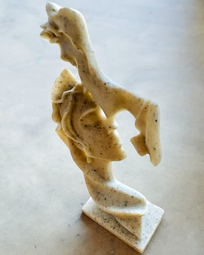 Figurii "Eleganssi Kivessä" valkoinen väri - 13,5 cm korkeus, Koristeellinen Kaiverrusmahdollisuudella