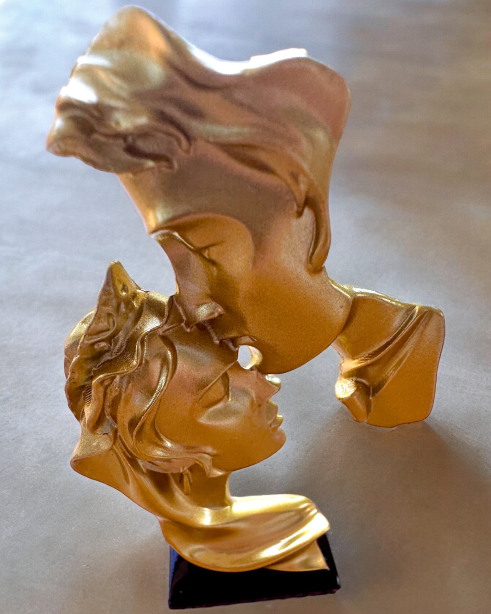 "Eleganssi Kivessä" -figuuri, kultainen väri - 13,5 cm korkeus, Koristeellinen kaiverrusmahdollisuudella