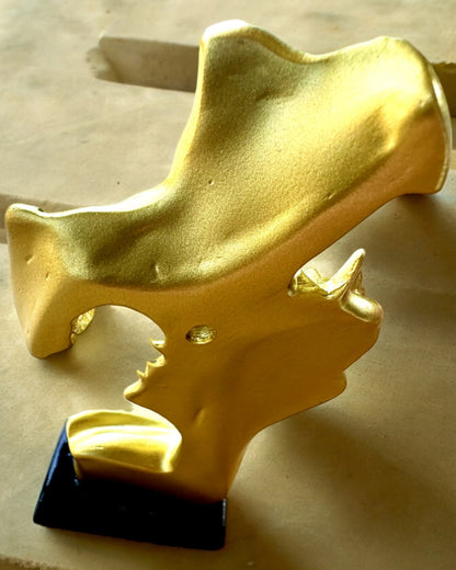 "Eleganssi Kivessä" -figuuri, kultainen väri - 13,5 cm korkeus, Koristeellinen kaiverrusmahdollisuudella