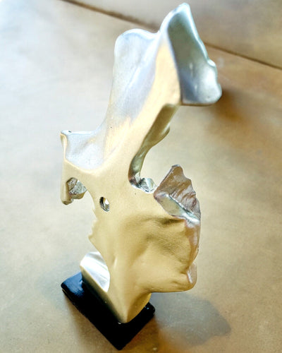 Figurka "Eleganssi Kivessä" väri hopea - Koristeellinen kaiverrusvaihtoehdolla, 2 kokoa valittavana