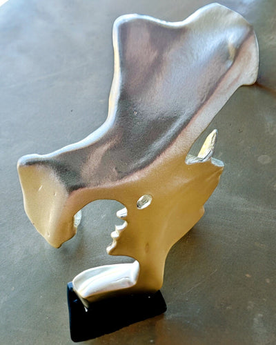 Figurka "Eleganssi Kivessä" väri hopea - Koristeellinen kaiverrusvaihtoehdolla, 2 kokoa valittavana