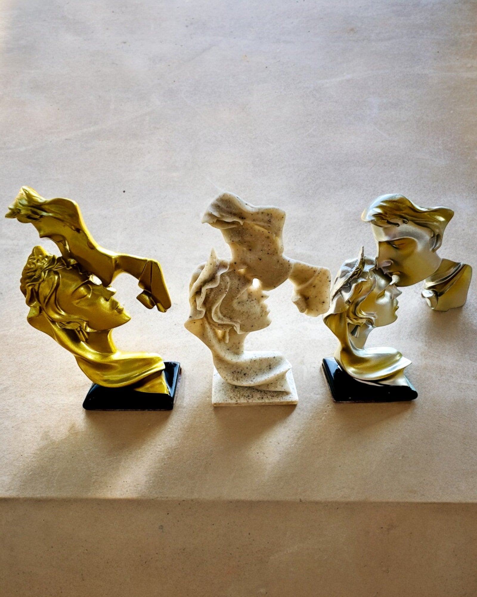 "Eleganssi Kivessä" -figuuri, kultainen väri - 13,5 cm korkeus, Koristeellinen kaiverrusmahdollisuudella