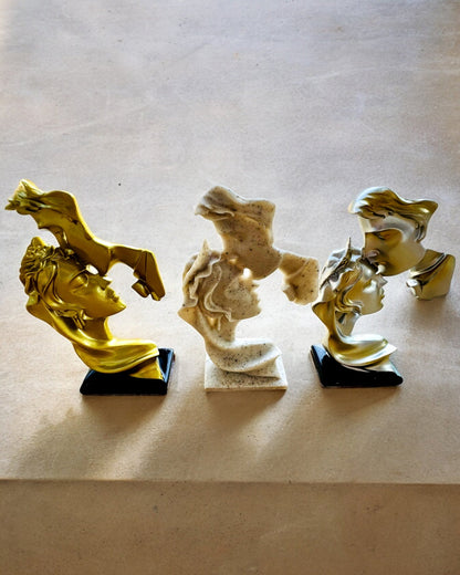 "Eleganssi Kivessä" -figuuri, kultainen väri - 13,5 cm korkeus, Koristeellinen kaiverrusmahdollisuudella