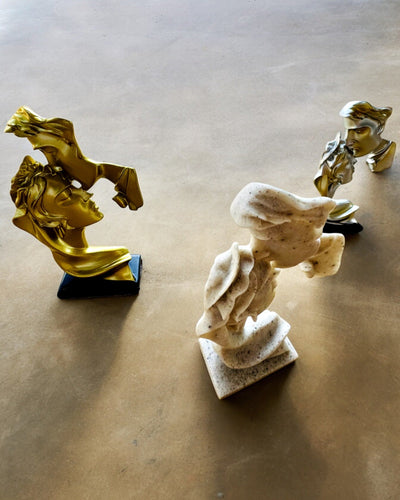 Figurka "Eleganssi Kivessä" väri hopea - Koristeellinen kaiverrusvaihtoehdolla, 2 kokoa valittavana