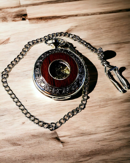Kaappikello "Heritage Timekeeper" kaiverrusmahdollisuudella