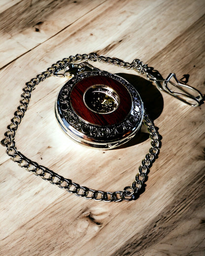 Kaappikello "Heritage Timekeeper" kaiverrusmahdollisuudella