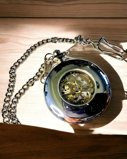 Kaappikello "Heritage Timekeeper" kaiverrusmahdollisuudella