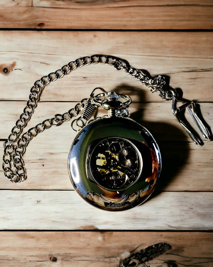 Kaappikello "Heritage Timekeeper" kaiverrusmahdollisuudella