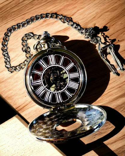 Kaappikello "Heritage Timekeeper" kaiverrusmahdollisuudella