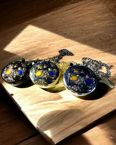 Taskukello "Astrum Temporis" - Musta kehys. Mahdollisuus personointiin kaiverruksella