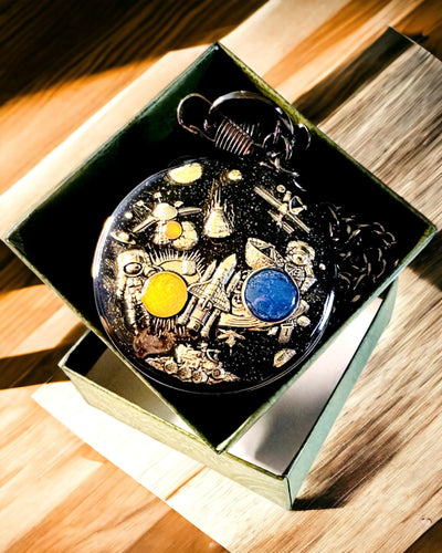 Taskukello "Astrum Temporis" - Hopeinen kehys. Mahdollisuus personointiin kaiverruksella