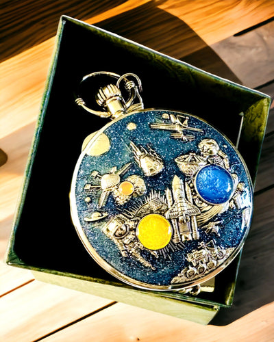 Taskukello "Astrum Temporis" - Kultainen kehys. Mahdollisuus personointiin kaiverruksella