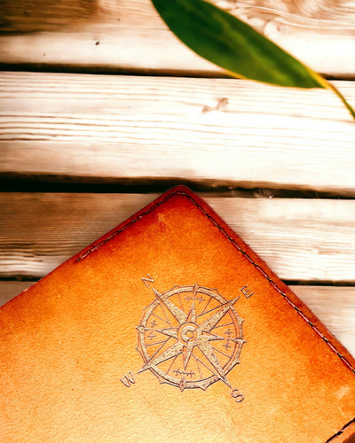 "Matkailijan" kotelo - Nahkainen passikotelo, personointi kaiverruksella - 2 värivaihtoehtoa