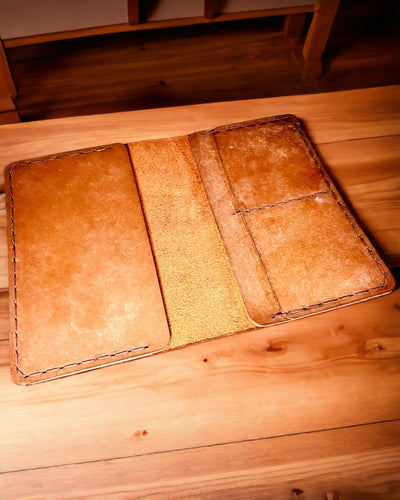 "Matkailijan" kotelo - Nahkainen passikotelo, personointi kaiverruksella - 2 värivaihtoehtoa