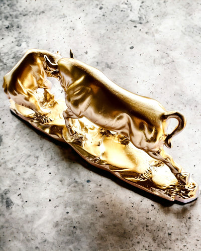 Mestarien kaksintaistelu - Koristeellinen veistos Härkä ja Karhu - mahdollisuus personointiin kaiverruksella - kultainen väri