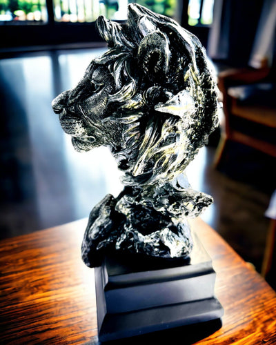 Viidakon Kuningas Leijona - Majesteettinen Leijonapatsas - hopeanvärinen, mahdollisuus personointiin lahjaksi