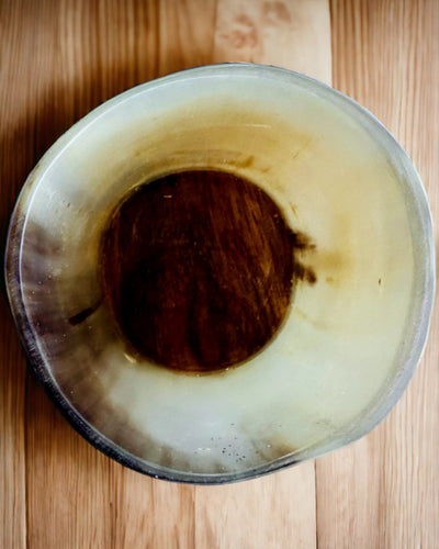 Käsintehty pieni kuppi kaiverrusmahdollisuudella, intialainen lasi kuppi, mahdollisuus personointiin lahjaksi, kaiverrus. Vaalea väri