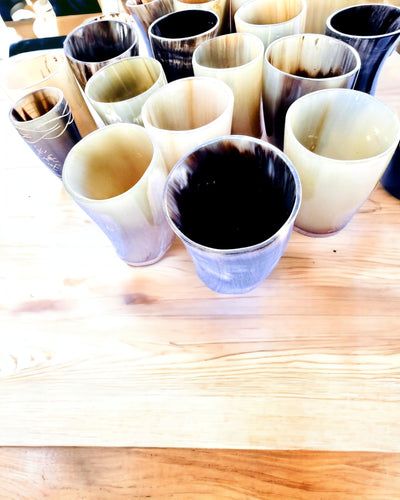 Käsintehty pieni kuppi kaiverrusmahdollisuudella, intialainen lasi kuppi, mahdollisuus personointiin lahjaksi, kaiverrus. Vaalea väri