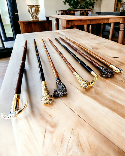 Käsin veistetty matkakeppi, kävelyyn "Kuningasvaeltaja" ruskeana kuvioilla
