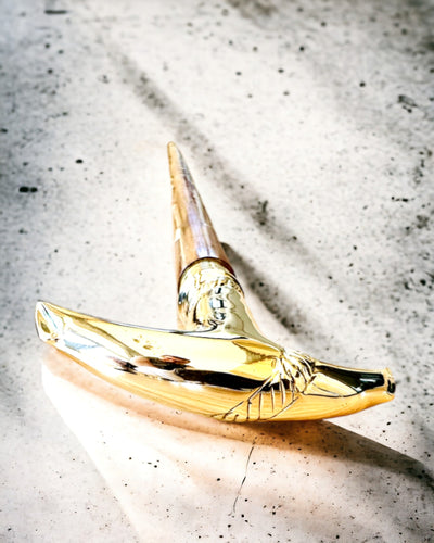 Käsin veistetty matkakeppi, kävelyyn "Kuningasvaeltaja" ruskeana kultakoristeilla