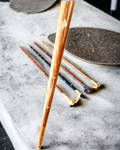 Laska Spacerowa Wolf - Intialainen Mangopuu Mahdollisuudella Kaiverrukseen, ruskea kultaiset koristelut