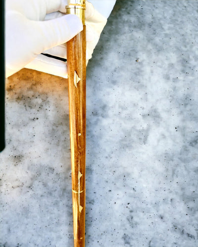 Käsin veistetty matkakeppi, kävelyyn "Kuningasvaeltaja" ruskeana kultakoristeilla