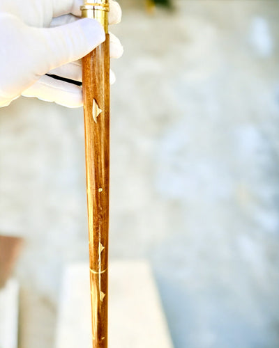 Laska Spacerowa Wolf - Intialainen Mangopuu Mahdollisuudella Kaiverrukseen, ruskea kultaiset koristelut