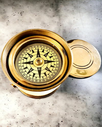 Matkailijan Kompassi "Auringonnousun Rumpu" – mahdollisuus personoida kaiverruksella