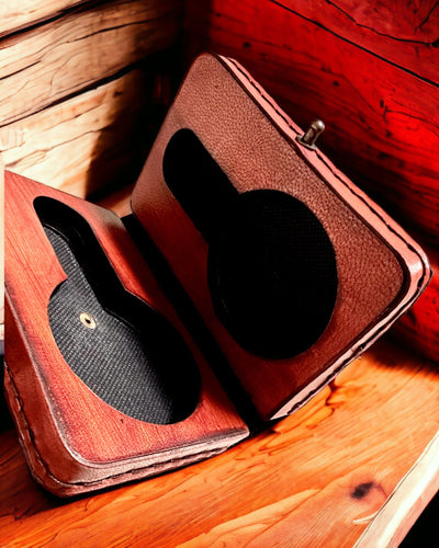 Komentajan Kotelo – Käsintehty kotelo taskukellolle tai kompassille, mahdollisuus personointiin