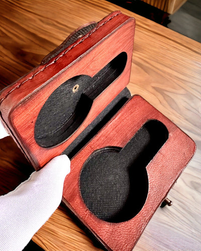 Komentajan Kotelo – Käsintehty kotelo taskukellolle tai kompassille, mahdollisuus personointiin