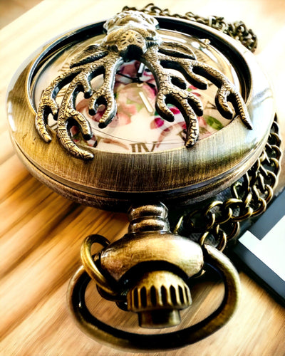 Taskukello Metsän Vartija - Eleganttinen Kello Hirviteemalla, mahdollisuus personointiin kaiverruksella