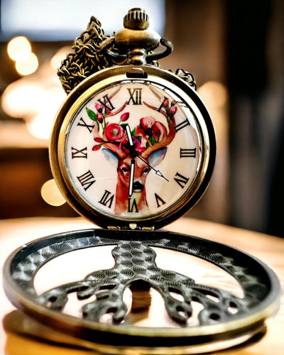 Taskukello Metsän Vartija - Eleganttinen Kello Hirviteemalla, mahdollisuus personointiin kaiverruksella