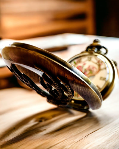 Taskukello Metsän Vartija - Eleganttinen Kello Hirviteemalla, mahdollisuus personointiin kaiverruksella