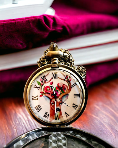 Taskukello Metsän Vartija - Eleganttinen Kello Hirviteemalla, mahdollisuus personointiin kaiverruksella