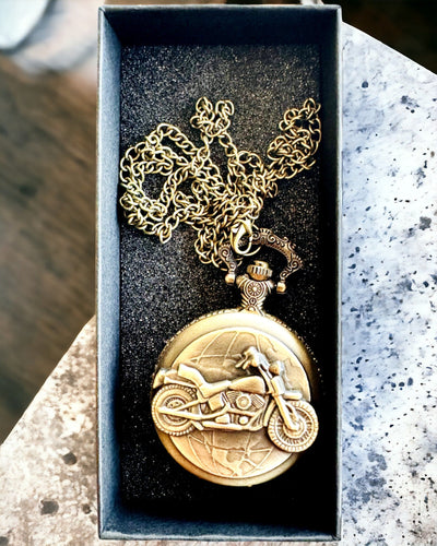 Taskukello "Motocykliherrasmies" – Kaiverrus