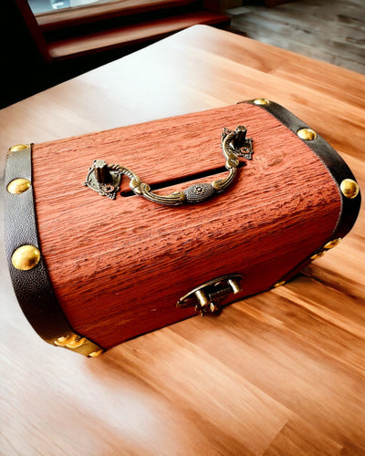 Taikainen Aarrearkku - Säästöpossu, personointi kaiverruksella