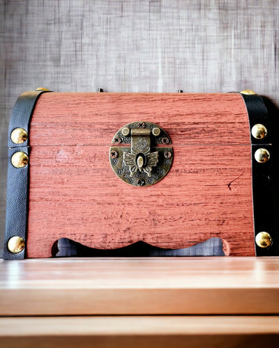 Taikainen Aarrearkku - Säästöpossu, personointi kaiverruksella