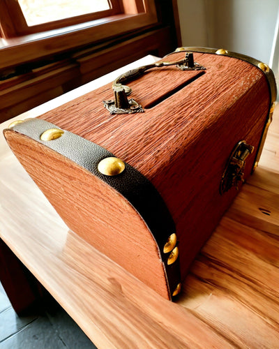 Taikainen Aarrearkku - Säästöpossu, personointi kaiverruksella