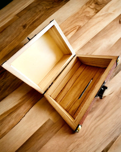 Taikainen Aarrearkku - Säästöpossu, personointi kaiverruksella