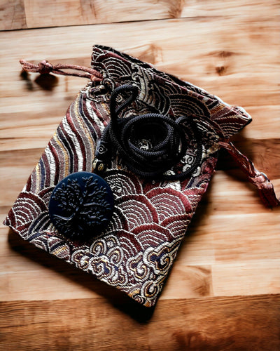 Obsidiaani "Elämän Puu" -kaulakoru - personointi kaiverruksella