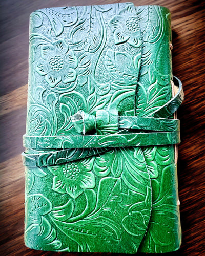 Nahkainen Premium-muistikirja "Luonnon Eleganssi" - 200 sivua, 120g, muistikirja, luonnoslehtiö, 2 väriä valittavana, personointi kaiverruksella