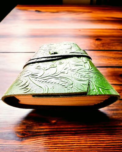 Nahkainen Premium-muistikirja "Luonnon Eleganssi" - 200 sivua, 120g, muistikirja, luonnoslehtiö, 2 väriä valittavana, personointi kaiverruksella