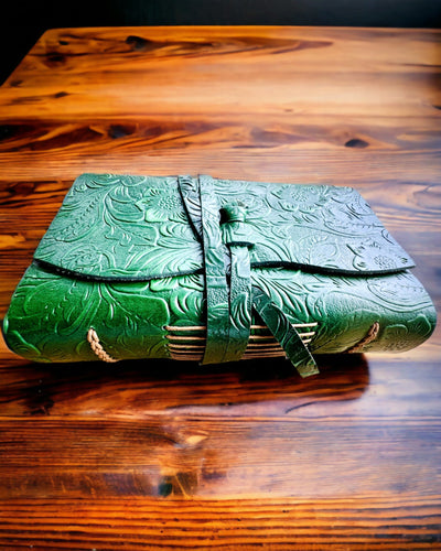 Nahkainen Premium-muistikirja "Luonnon Eleganssi" - 200 sivua, 120g, muistikirja, luonnoslehtiö, 2 väriä valittavana, personointi kaiverruksella